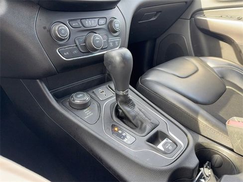 Used 2020 Jeep Cherokee Latitude Plus w/ Cold Weather Group image 19