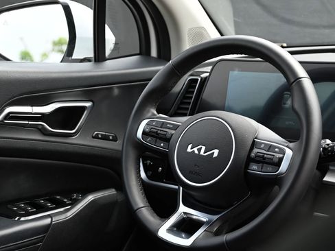 Used 2025 Kia Sportage EX w/ Premium Package image 17