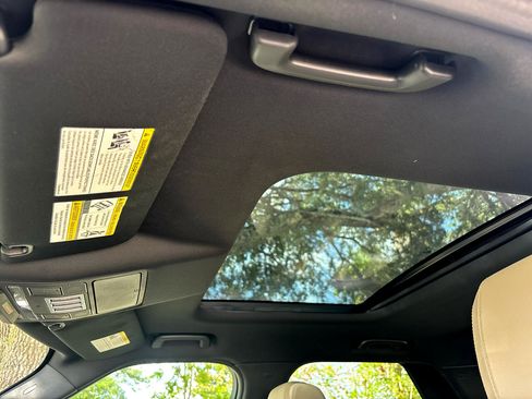 Used 2020 Land Rover Discovery SE image 13