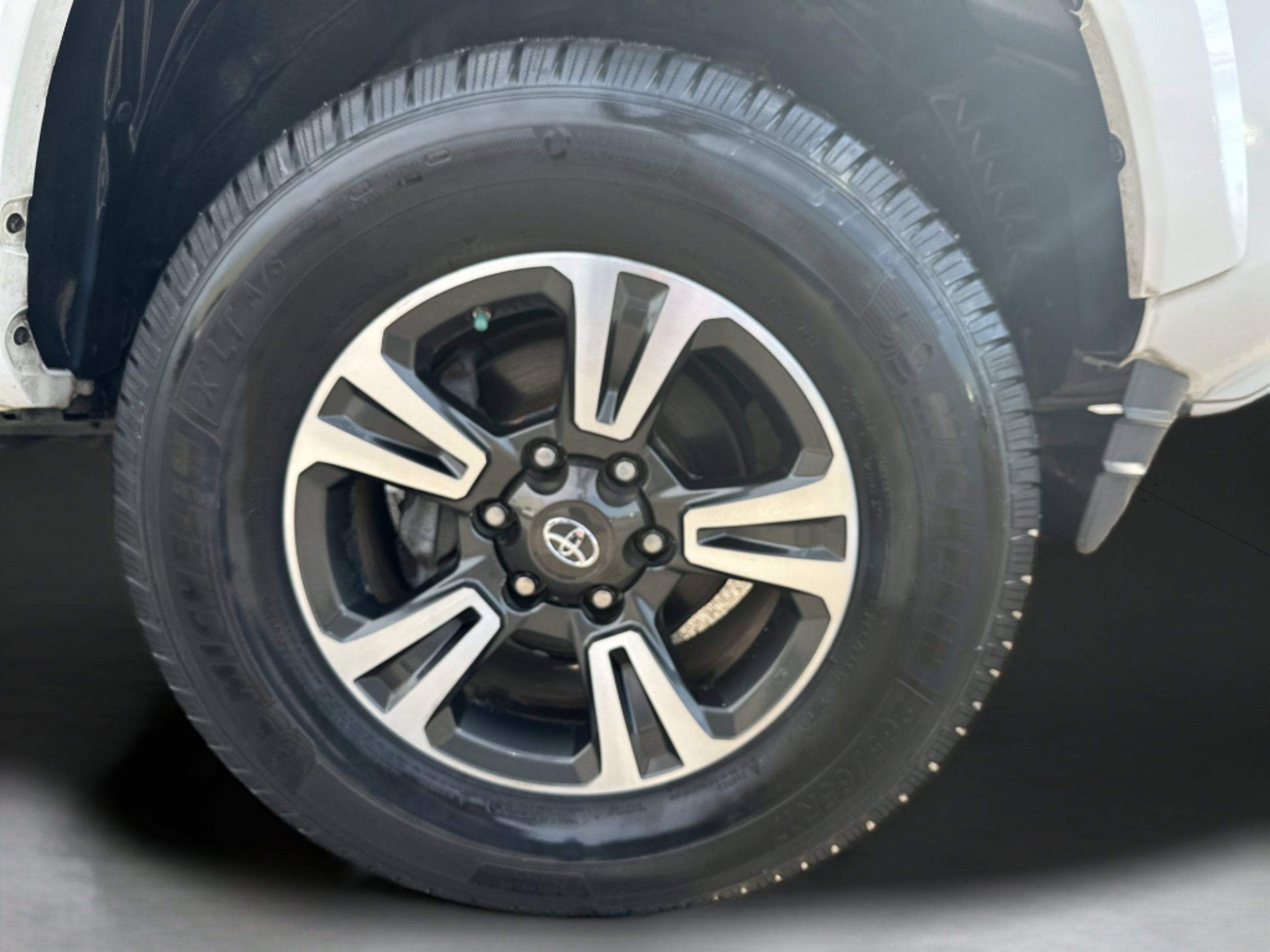 Used 2017 Toyota Tacoma TRD Sport w/ Tow Package (A/T) AWD/4WD image 28
