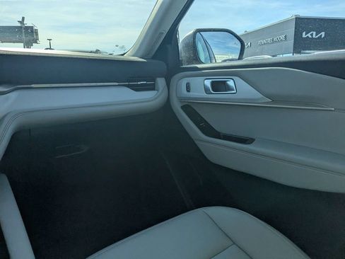 Used 2025 Ford Explorer Active w/ Active Comfort Package RWD image 16
