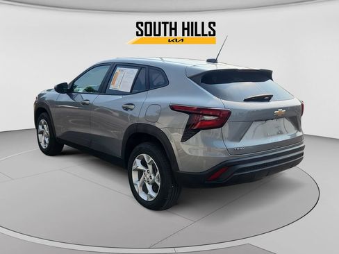 Used 2025 Chevrolet Trax LS w/ LS Convenience Package FWD image 3