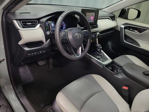 Used 2021 Toyota RAV4 XLE Premium AWD/4WD image 17