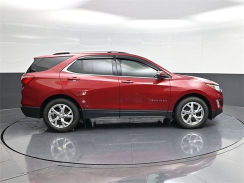 Used 2019 Chevrolet Equinox LT image 2