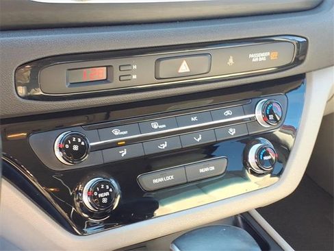 Used 2017 Kia Sedona LX w/ LX Essentials Premium Package image 11