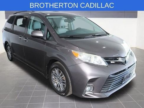 Used 2020 Toyota Sienna XLE w/ XLE Navigation Package FWD image 12