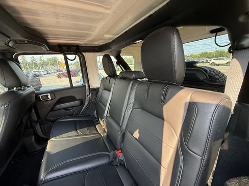 Used 2022 Jeep Wrangler Unlimited Sahara AWD/4WD image 25