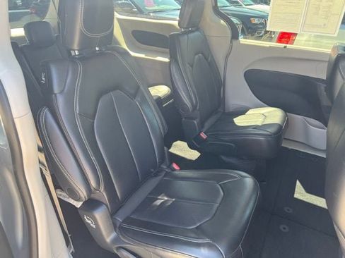 Certified 2024 Chrysler Pacifica Touring-L FWD image 14