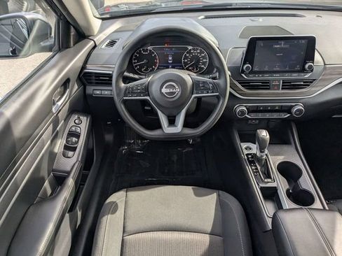 Used 2025 Nissan Altima 2.5 SV FWD image 14