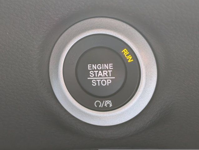 Used 2025 Chrysler Pacifica Limited FWD image 28