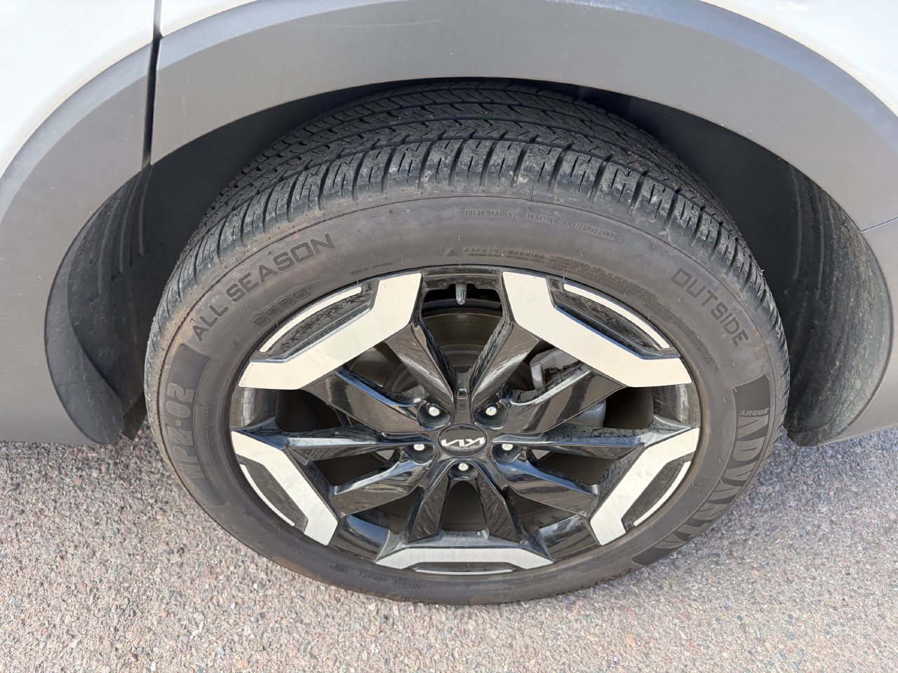 Used 2024 Kia Telluride EX w/ EX Captain's Chair Package FWD image 8
