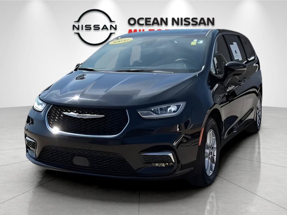Used 2025 Chrysler Pacifica Select FWD image 1