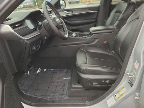 Used 2024 Jeep Grand Cherokee L Limited w/ Luxury Tech Group II image 19