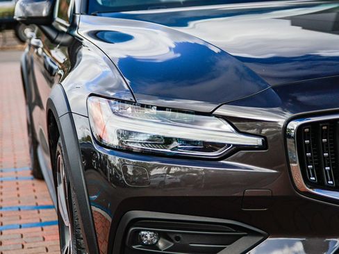 Used 2025 Volvo V60 B5 Cross Country Plus image 11