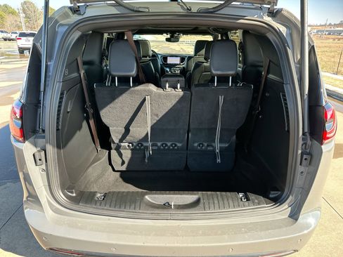 Used 2025 Chrysler Pacifica Limited image 24