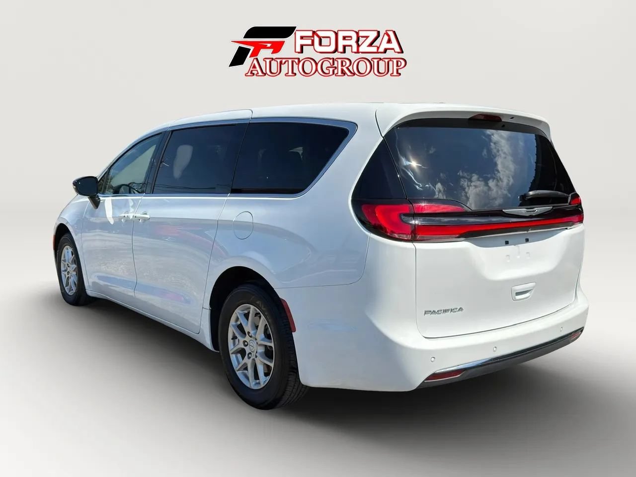 Used 2025 Chrysler Pacifica Select FWD image 6
