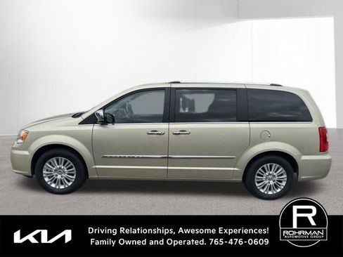 Used 2012 Chrysler Town & Country Limited w/ Luxury Group image 7