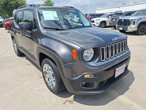 Used 2017 Jeep Renegade Latitude w/ Popular Equipment Group FWD image 8