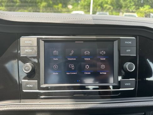 Used 2024 Volkswagen Jetta SE image 10