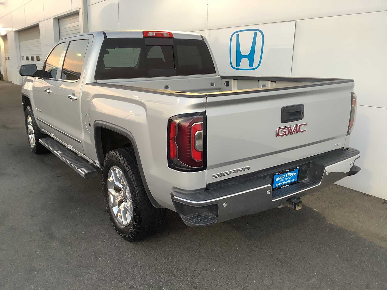 Used 2017 GMC Sierra 1500 SLT w/ SLT Premium Package AWD/4WD image 4