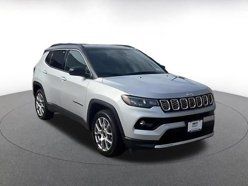 Used 2025 Jeep Compass Limited AWD/4WD image 3