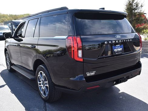 Used 2025 Ford Expedition Active AWD/4WD image 3