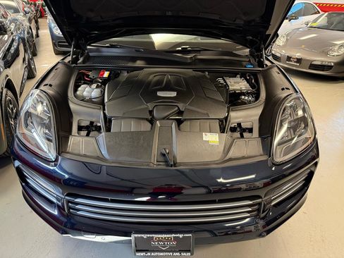 Used 2022 Porsche Cayenne Platinum Edition image 24