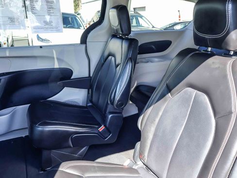 Used 2023 Chrysler Pacifica Touring-L image 14