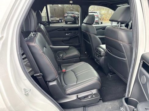 Used 2025 Honda Pilot TrailSport image 11