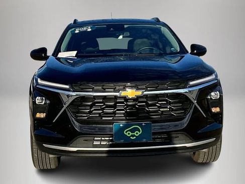Used 2024 Chevrolet Trax LT w/ Driver Confidence Package FWD image 2