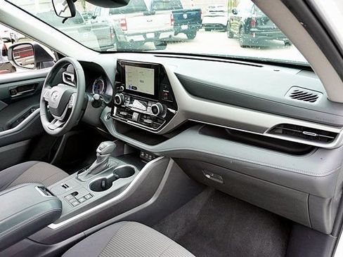 Used 2023 Toyota Highlander LE AWD/4WD image 16