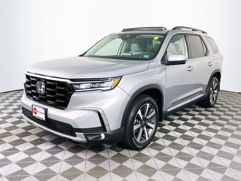 Used 2025 Honda Pilot Touring image 3