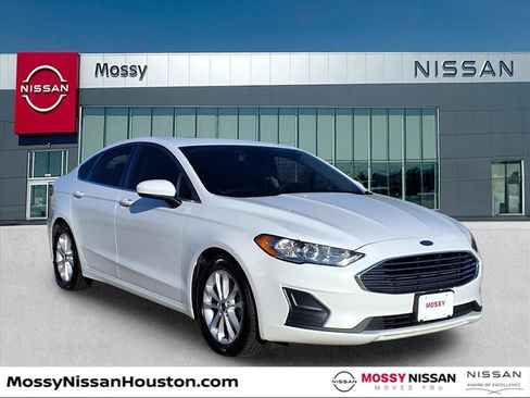 Used 2020 Ford Fusion SE image 1