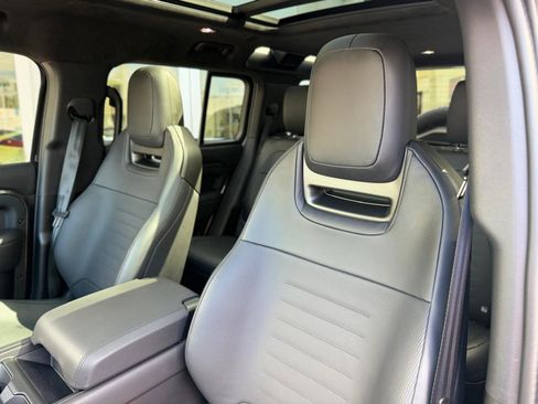 Used 2025 Land Rover Defender 110 AWD/4WD image 38