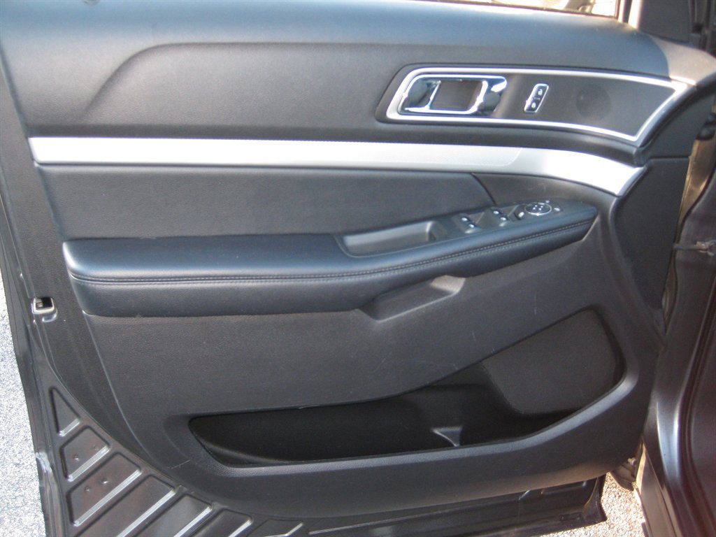 Used 2017 Ford Explorer XLT AWD/4WD image 11
