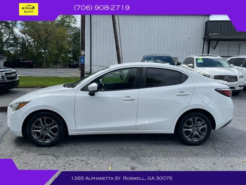 Used 2019 Toyota Yaris L image 4