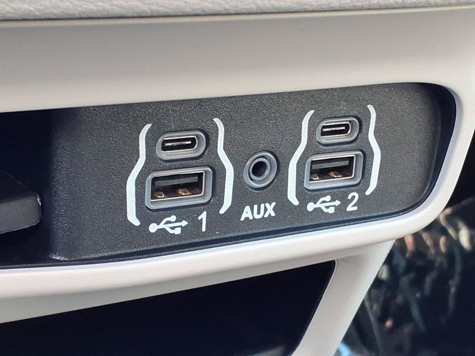 Used 2023 Chrysler Pacifica Touring-L FWD image 19