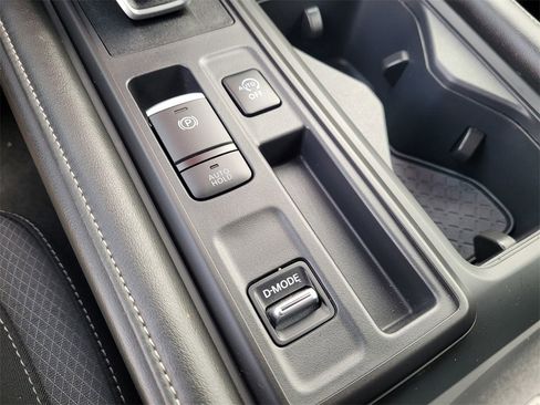 Used 2025 Nissan Pathfinder S image 24