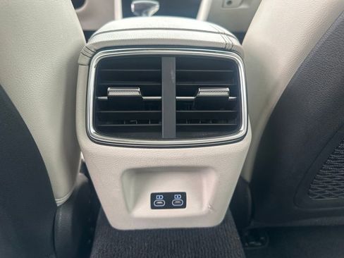 Used 2025 Genesis G70 2.5T image 23