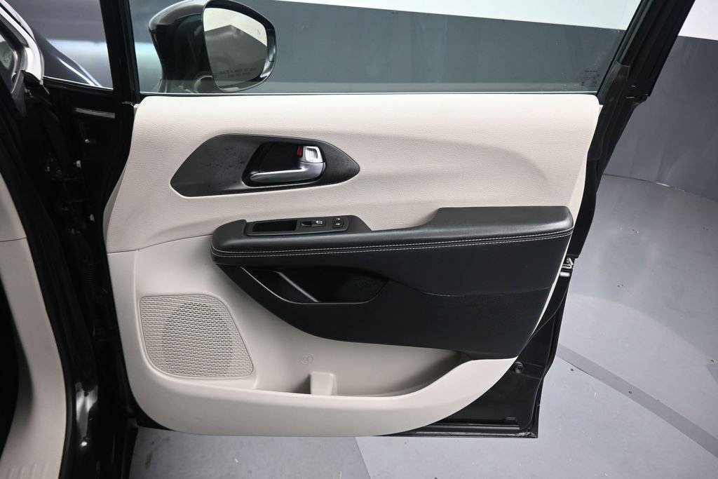 Used 2024 Chrysler Pacifica Touring-L FWD image 55