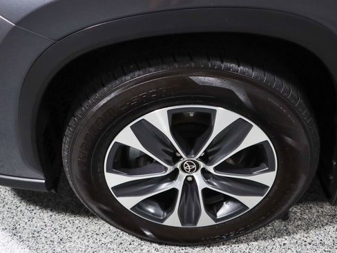 Used 2023 Toyota Highlander XLE image 11