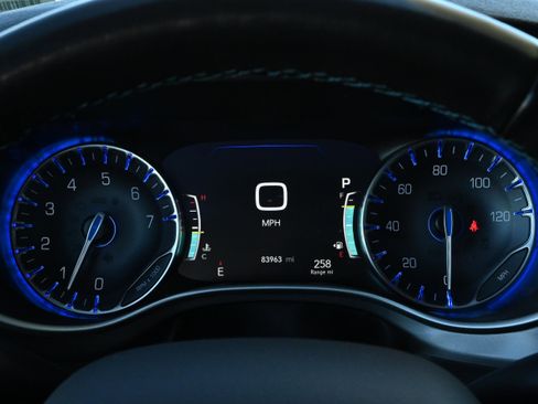 Used 2021 Chrysler Pacifica Touring-L image 14