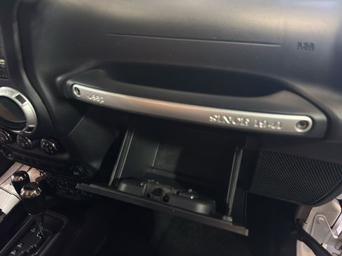 Used 2014 Jeep Wrangler Unlimited Sahara w/ Dual Top Group AWD/4WD image 23
