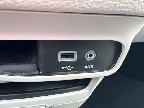 Used 2019 Chrysler Pacifica Limited w/ Advanced Safetytec Group FWD image 14