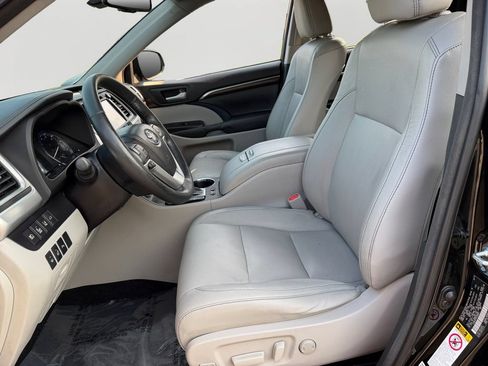 Used 2014 Toyota Highlander Limited Platinum AWD/4WD image 16