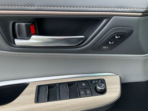 Used 2021 Toyota Venza Limited image 25