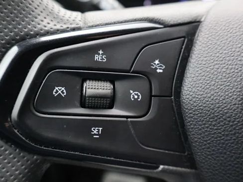 Used 2025 Chevrolet Trax LT FWD image 24