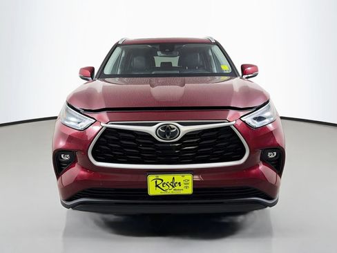 Used 2023 Toyota Highlander XLE AWD/4WD image 2