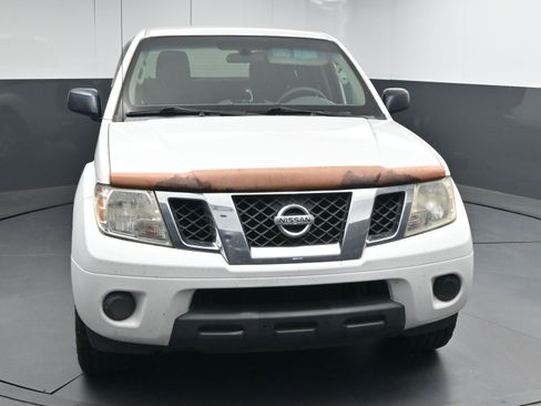 Used 2012 Nissan Frontier SV image 2