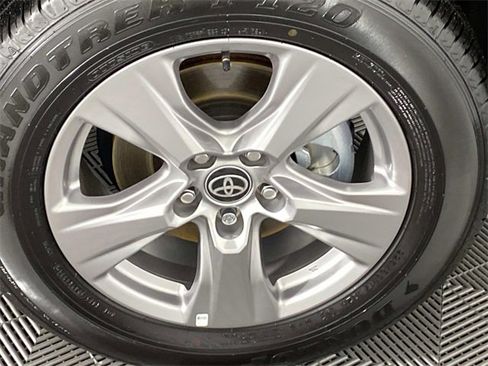 Used 2025 Toyota RAV4 XLE w/ Convenience Package image 32